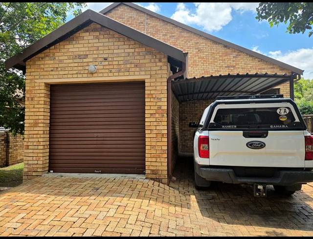 2 BEDROOM TOWNHOUSE FOR SALE IN ROOIHUISKRAAL NORTH